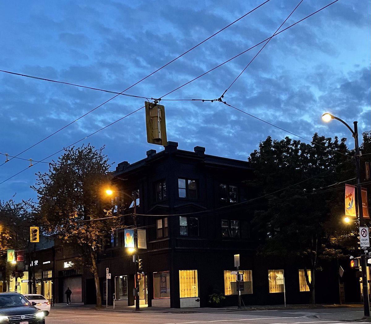 I love black. Bedrooms, walls, houses…BUT does anyone know who owns this bc I want their name. 😊
WHY??  Laziness? No details show, just a black hole. Also…climate change? No A/C inside and watch the tree die soon. This better not be a trend. #VanRE #CommercialRE