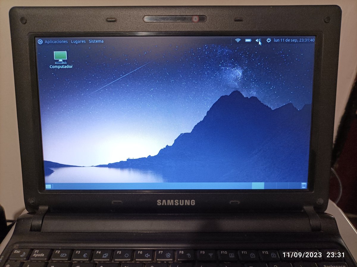 dlopez_1992's tweet image. Dándole &quot;nueva vida&quot; a un #netbook #Samsung antiguo 💻

#Windows 7 Starter 32 bits, reemplazado por #UbuntuMATE 18.04.5 LTS (Bionic Beaver) de 32 bits