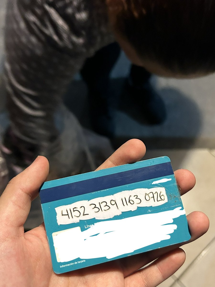 yamirootz15's tweet photo. Hola gente, hoy me tope a una señora que vendía dulces para conseguir el dinero que cuesta el tratamiento de su hija de 7 añitos con leucemia, le pedí una tarjeta a donde podamos ayudarla (quien guste) si no, con un RT está bien🫶🏻 su nombre es Rosalinda✨ https://t.co/GHqvQlRdYo