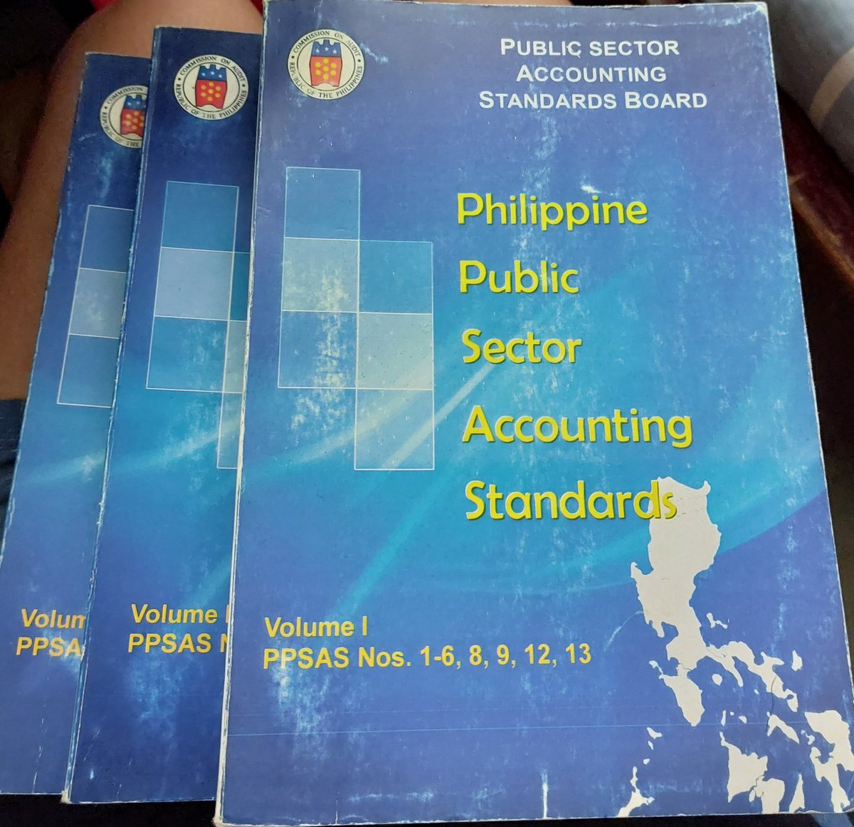 untran5latable's tweet photo. My CPA Tito whose in public sector lend me the complete PPSAS copy for the remaining days of review. Scan scan ko nalang siguro HAHAHA. Konting runthrough para nabuksan naman if babalik na sa kanya after CPALE lol https://t.co/rf4PVOtmru