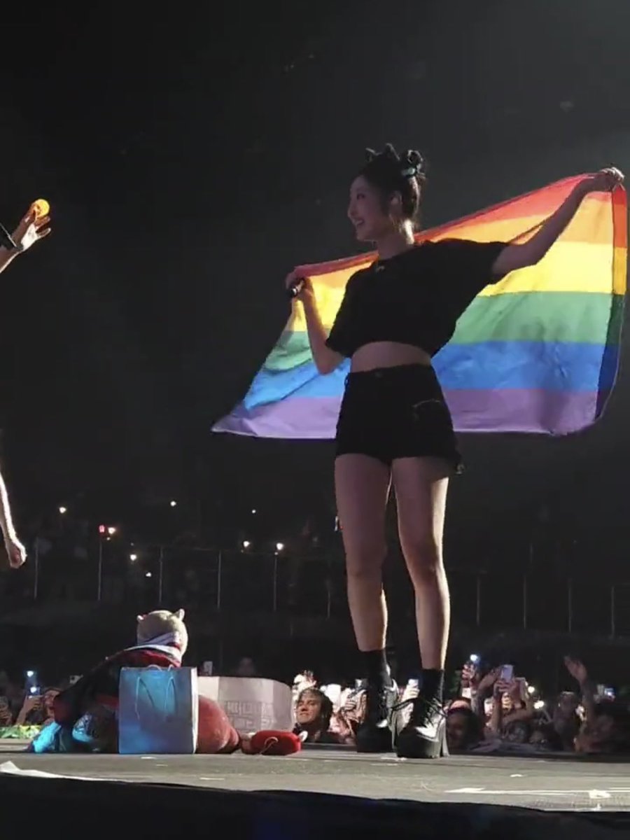 ningningskr's tweet photo. ningning holding the pride and lesbian flags i love this girl so much https://t.co/7S8DvrOOrW