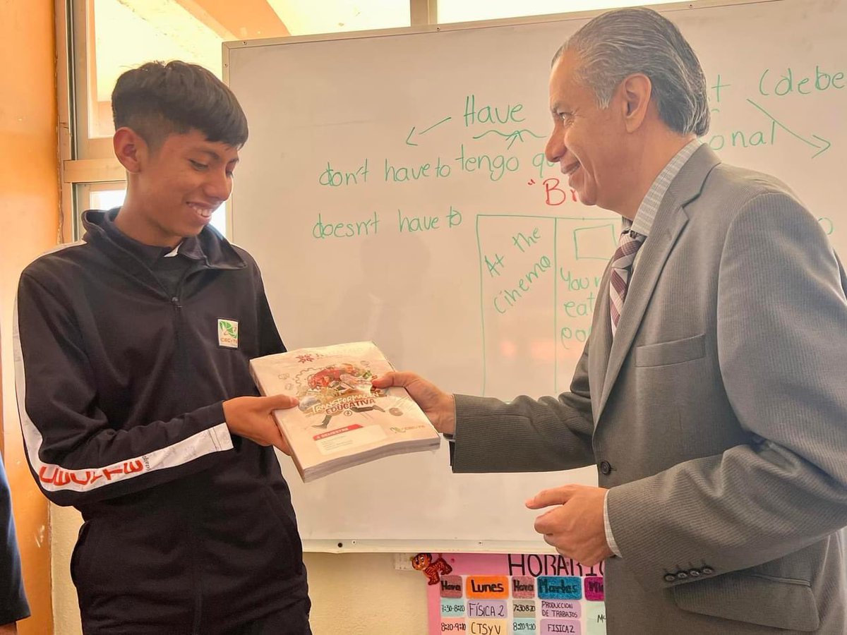 CECyTEHidalgo's tweet photo. Expresamos nuestro agradecimiento al Gobernador @juliomenchaca_ por su valioso apoyo a las y los estudiantes de nuestro Colegio, por la entrega de libros y uniformes. Estas acciones también tienen un impacto positivo en la economía de sus familias. https://t.co/KaRPwgaeyC