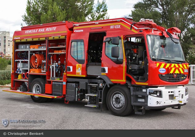 teambestioles's tweet photo. #Mardibestiole (1/2)

Aujourd'hui, Véhicule Rail-Route du @SDIS66
Châssis @renault_fr Premium 380.18 D carrossé par #Desautel 🚒, #Brevet et #Geismar 🚉
PTAC 18 t.
V max sur 🚆 40 km/h
V max sur 🛣 100 km/h
Pompe 2000 l/min-15 b.
2 640 l. d'💧
500 l. d'☁️
Système Salamandre #CTD https://t.co/oGnEkrYcCc