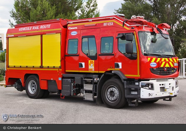 teambestioles's tweet photo. #Mardibestiole (1/2)

Aujourd'hui, Véhicule Rail-Route du @SDIS66
Châssis @renault_fr Premium 380.18 D carrossé par #Desautel 🚒, #Brevet et #Geismar 🚉
PTAC 18 t.
V max sur 🚆 40 km/h
V max sur 🛣 100 km/h
Pompe 2000 l/min-15 b.
2 640 l. d'💧
500 l. d'☁️
Système Salamandre #CTD https://t.co/oGnEkrYcCc