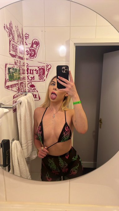 me &amp; my companion #lilmoolinax @VIXEN @XBIZ https://t.co/wX4JP1ok2i<a href="/tag/lilmoolinax"class="tags">#lilmoolinax</a><a class="tags" href="/tag/vixen">@vixen</a><a class="tags" href="/tag/xbiz">@xbiz</a>