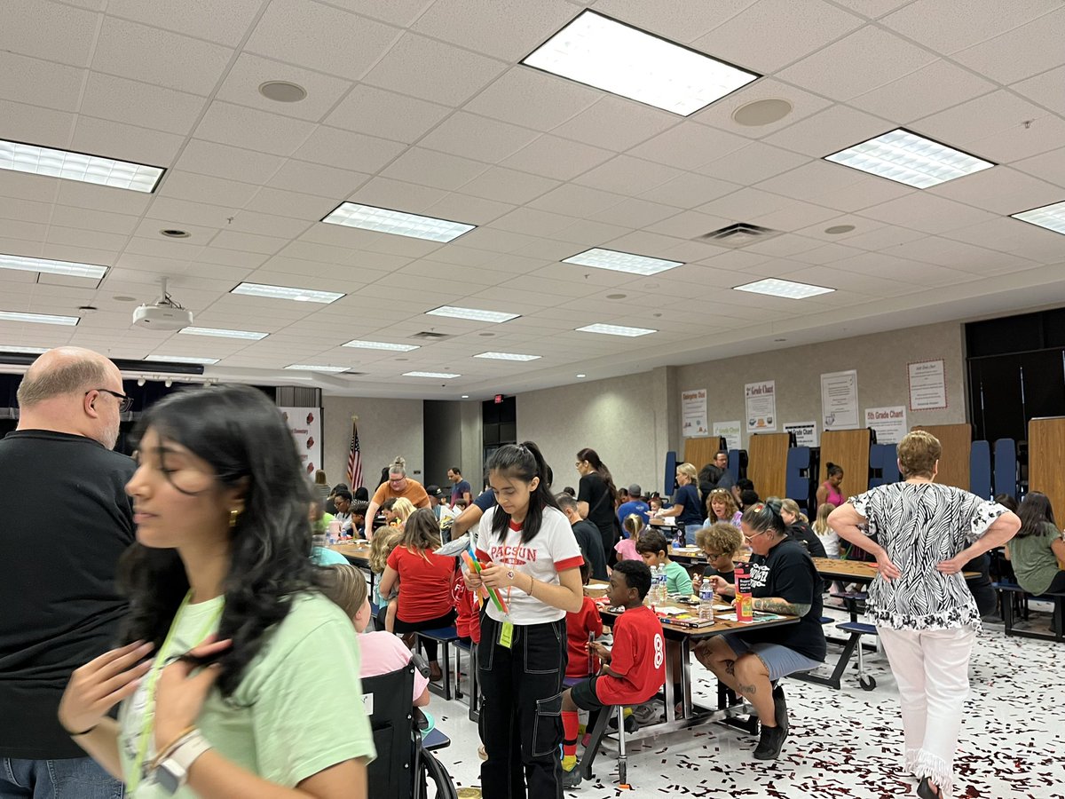 AP_ReedElem's tweet photo. What a fun night! First PTA meeting and event of the school year! We had a great time celebrating Reed’s 40th birthday! 🎉🎂🥳🦉@Reed_Elementary https://t.co/HWFpAogWqE