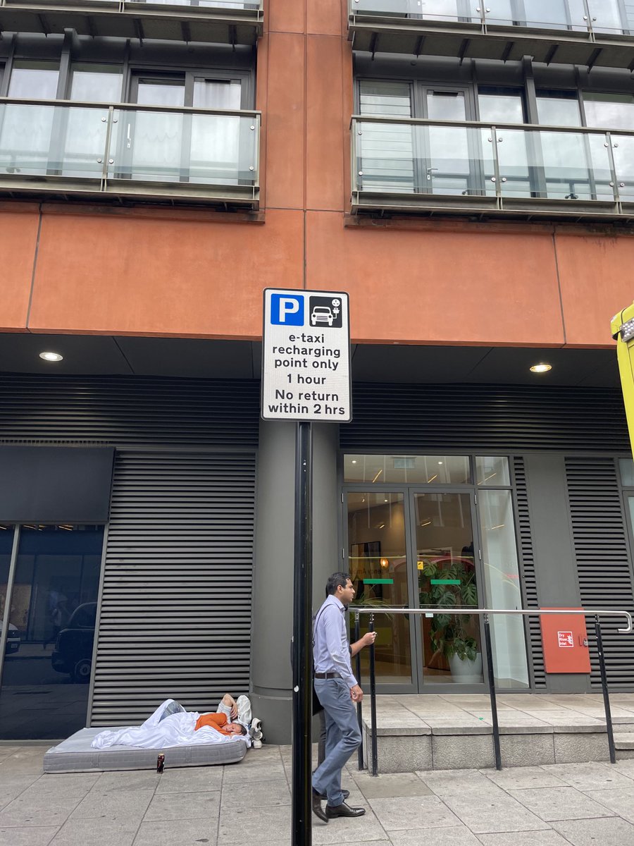 pints66's tweet photo. ⁦@TfLTPH⁩ ⁦any reason why this vehicle is parked on a taxi rank in Praed St W2. Not in an emergency???? https://t.co/1CraZHMfsO