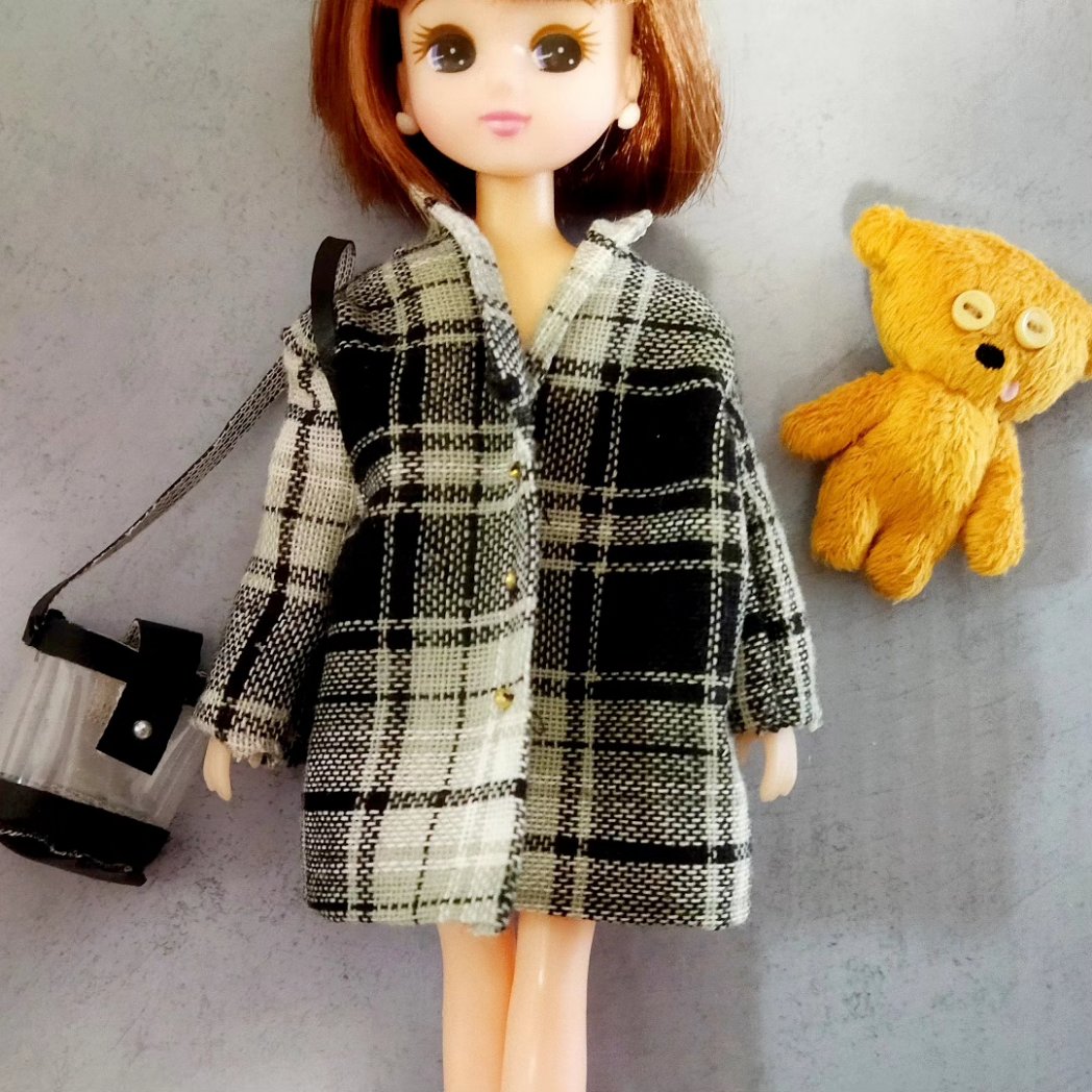 mashumaromoti's tweet photo. チェックのジャケットセットアップ、を作りました。ですが、ミニスカ全然見えない。。バッグも作りました。

#リカちゃん服
#リカちゃん服ハンドメイド
#dolls
#リアルクローズ
#着せ替え
#handmade
#miniaturebags
#liccadoll https://t.co/uv5sBtKTnG