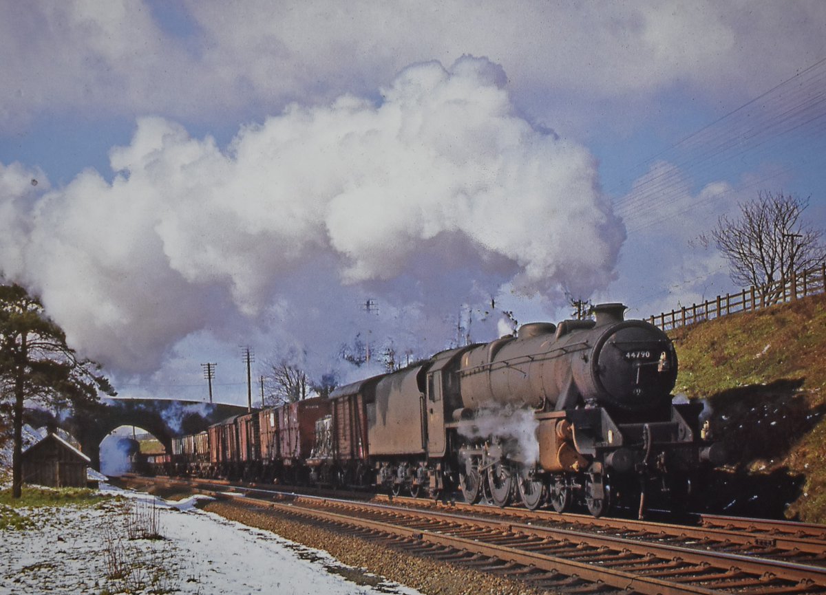Black Five 44790 with a mixed goods train between Duncowfold & Cotehill.
Date: 2nd April 1966
📷 Photo by Bob Leslie
#steamlocomotive #1960s #Cumbria #BritishRailways
