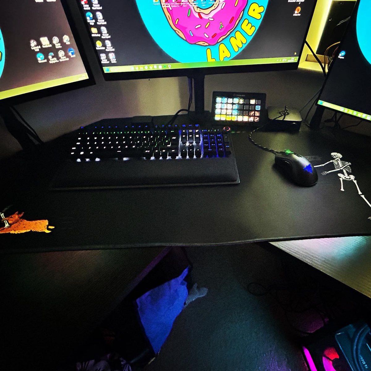 LamerGam3r's tweet image. [Review &amp;amp; Unboxing]

Picked up the @idgaminguk_ COLOSSUS mat at @IGFestUK on Saturday

At 900x400mmm its much bigger than my Razer Goliathus mat

✅Well packaged
✅Machine Washable
✅Fun artwork

😕slightly damaged on the edge
#gaming #mousemat #dog #review #mysetup #gamingsetup