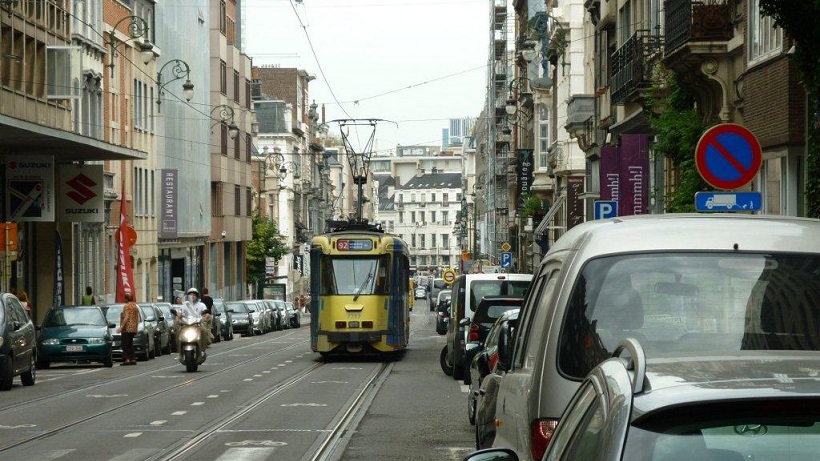 Véhicule à l’arrêt, immobilisé, arrêté, en stationnement …. Quelle est la différence entre un véhicule arrêté, immobilisé, à l’arrêt ou en stationnement ? Beaucoup de conducteurs chevronnés hésiteront sans doute à distinguer ces notions élémentair...  secunews.be/fr/themes-fr/s…