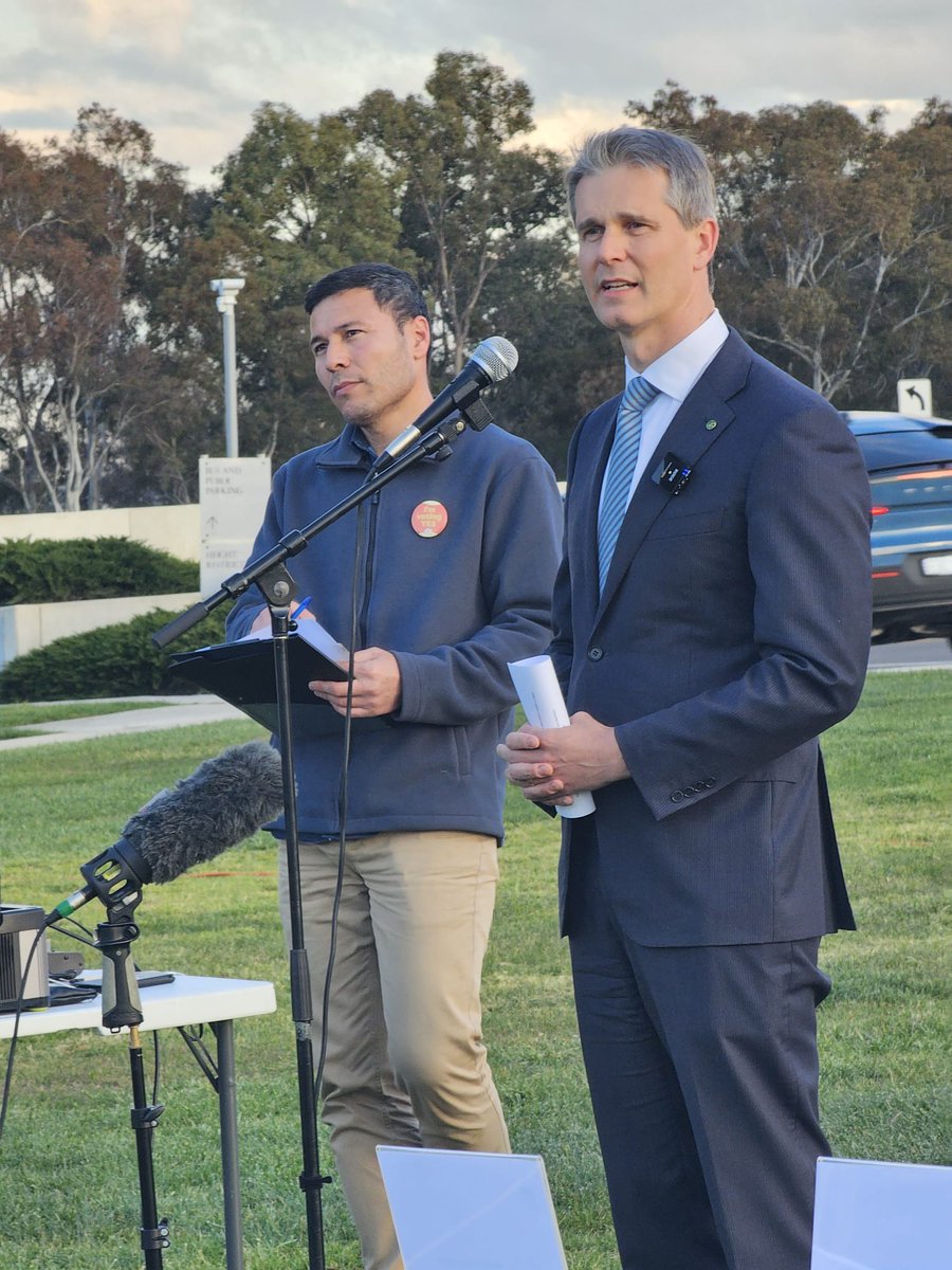 Chair of Parliamentary Friends of Hazaras, Dr. @Charlton_AB opened the vigil at Parliament House. Dr. Charlton acknowledged the pain communities are going through and reiterated his Govt's support for people from Afghanistan.