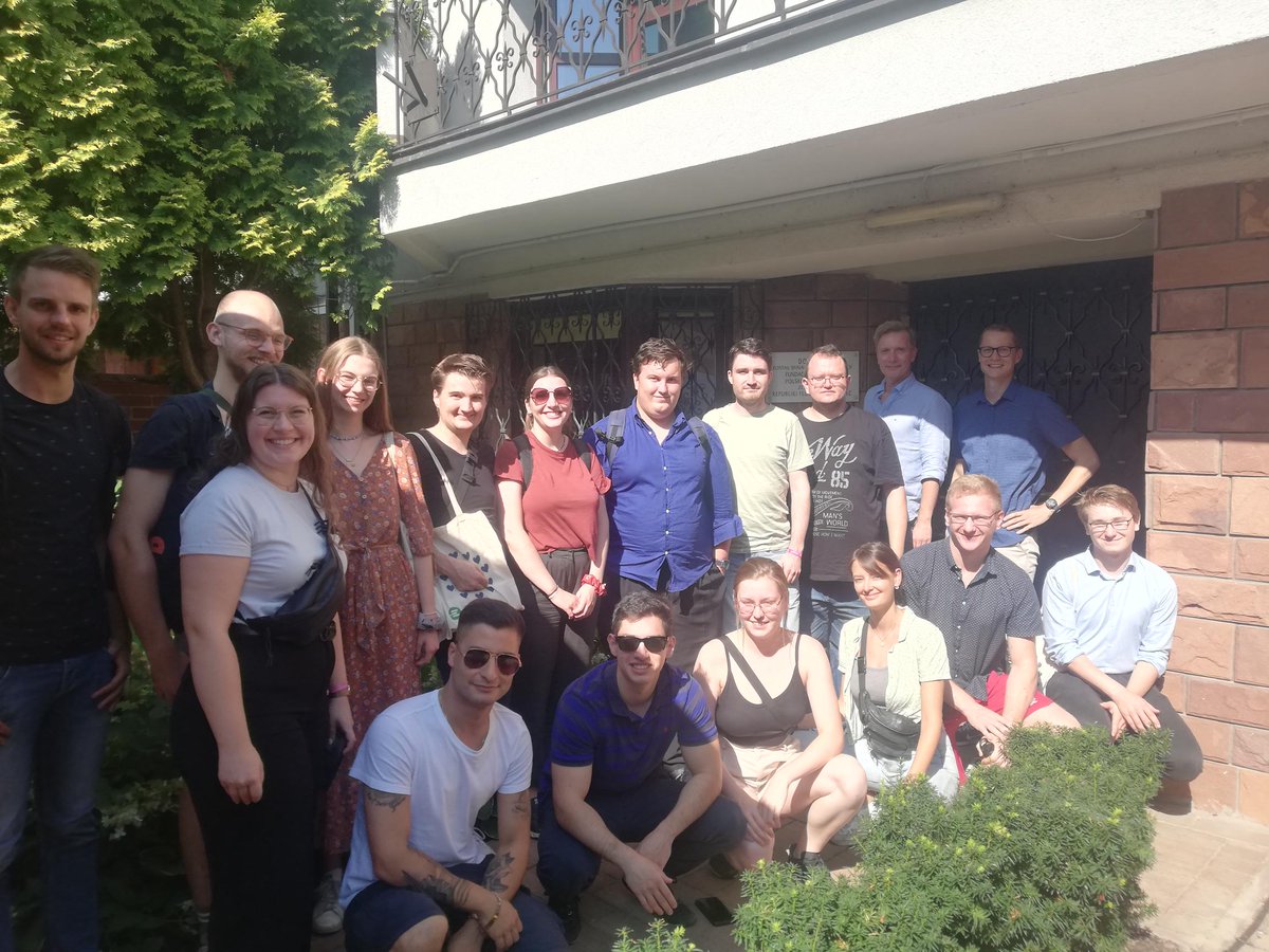 Jak młode Europejki i młodzi Europejczycy mogą wesprzeć 🇺🇦Ukrainę? Pod tym hasłem grupa z @JEFNRW  odwiedziła wczoraj PNWM w ramach podróży studyjnej. 15 młodych ludzi dowiedziało się więcej o pracy #PNWM i dofinansowaniu trójstronnych projektów z Ukrainą. Dziękujemy za wizytę!