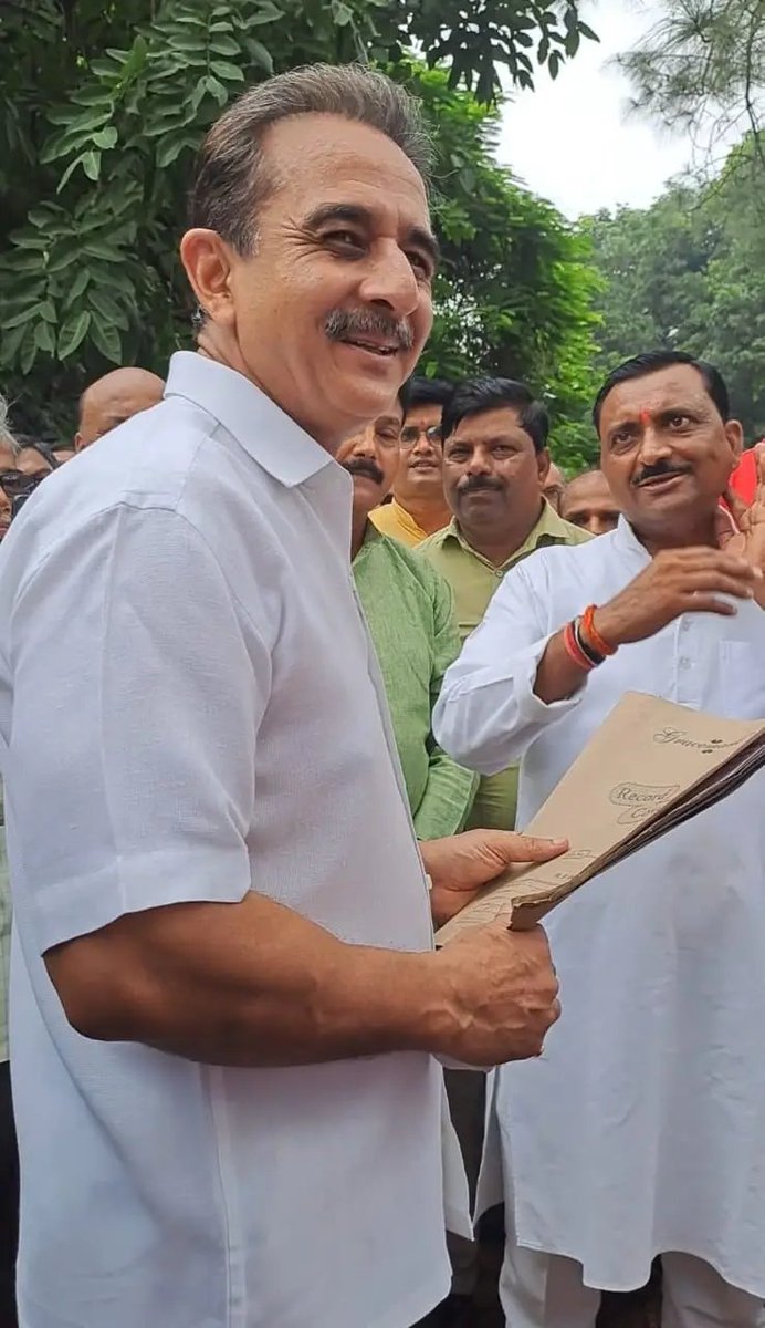 गोंडा सदर सांसद के तत्समय में अनुपस्थिति के मुलाकात नहीं हो पाई थी। इसके कारण कल संगठन की जनपद इकाई के साथ माननीय सांसद महोदय से मुलाकात की। 
#सांसद_मुलाकात_कार्यक्रम