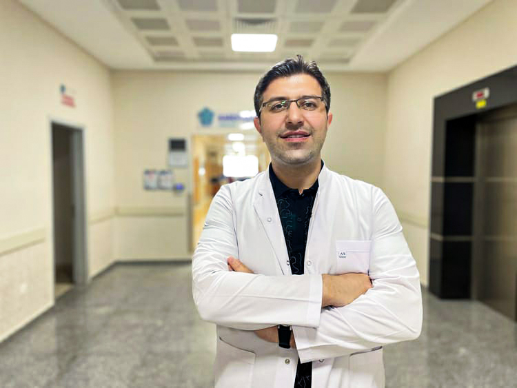 Konya'da çeşitli şikayetlerle acil servise giden ve yapılan tetkiklerde nabzının çok düşük olduğu tespit edilen 103 yaşındaki Ayşe Ağaç, Üniversitemiz Tıp Fakültesi Hastanesinde kalıcı kalp pili takılmasıyla sağlığına kavuştu.❤️

▶️ erbakan.edu.tr/haber/103-yasi…