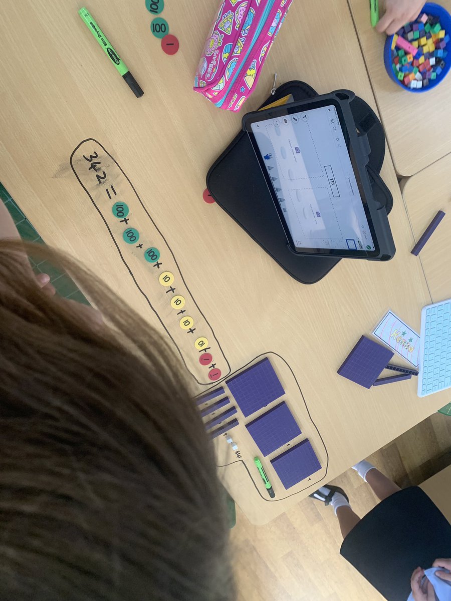 Representing numbers to 1000 in Year 3. Drawing models and using Base 10 plus counters. Maths has never been so much fun! #JESSJumMaths