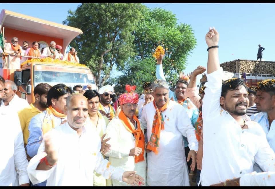 _murtimeena's tweet photo. #परिवर्तन_संकल्प_यात्रा में पधारे सभी लालसोट विधानसभा क्षेत्र के ऊर्जावान कार्यकर्ताओं व ग्रामीणों का तहदिल से बहुत बहुत आभार एवं धन्यवाद।। आप सभी का साथ,सहयोग और आशीर्वाद सदैव ऐसे ही बना रहे।।🙏🙏
 #पूर्व #वित्त #राज्य #मंत्री #वीरेंद्र #मीणा 
               #विधानसभा_लालसोट https://t.co/dIiNVSziiH