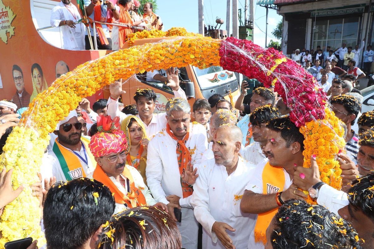 _murtimeena's tweet photo. #परिवर्तन_संकल्प_यात्रा में पधारे सभी लालसोट विधानसभा क्षेत्र के ऊर्जावान कार्यकर्ताओं व ग्रामीणों का तहदिल से बहुत बहुत आभार एवं धन्यवाद।। आप सभी का साथ,सहयोग और आशीर्वाद सदैव ऐसे ही बना रहे।।🙏🙏
 #पूर्व #वित्त #राज्य #मंत्री #वीरेंद्र #मीणा 
               #विधानसभा_लालसोट https://t.co/dIiNVSziiH