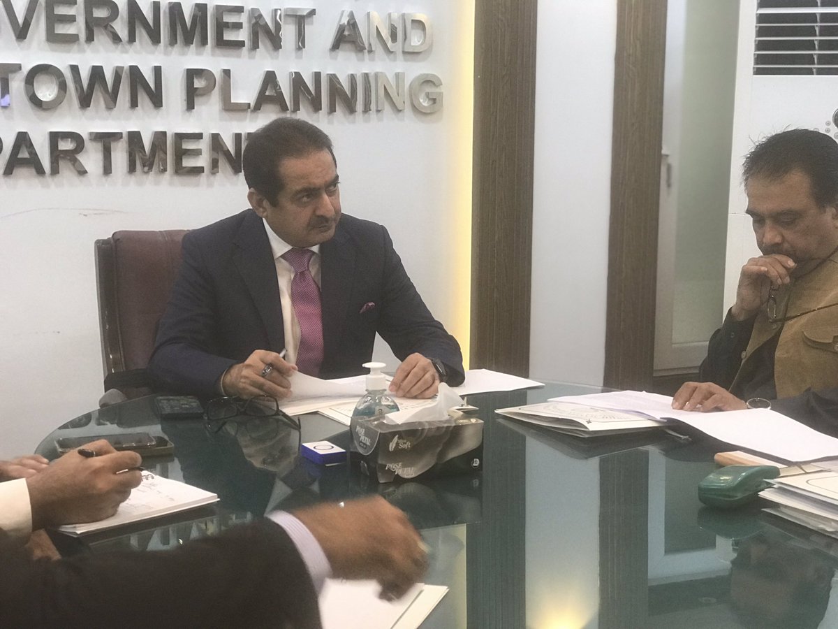 SindLg's tweet photo. Additional Chief Secretary LG,HTP Sindh Manzoor Ali Shaikh in conservation with the officials of Sindh Master Plan Authority. #LGSINDH https://t.co/4xgoz2to6P