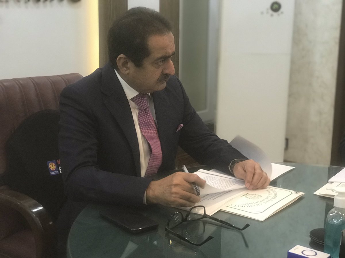 SindLg's tweet photo. Additional Chief Secretary LG,HTP Sindh Manzoor Ali Shaikh in conservation with the officials of Sindh Master Plan Authority. #LGSINDH https://t.co/4xgoz2to6P