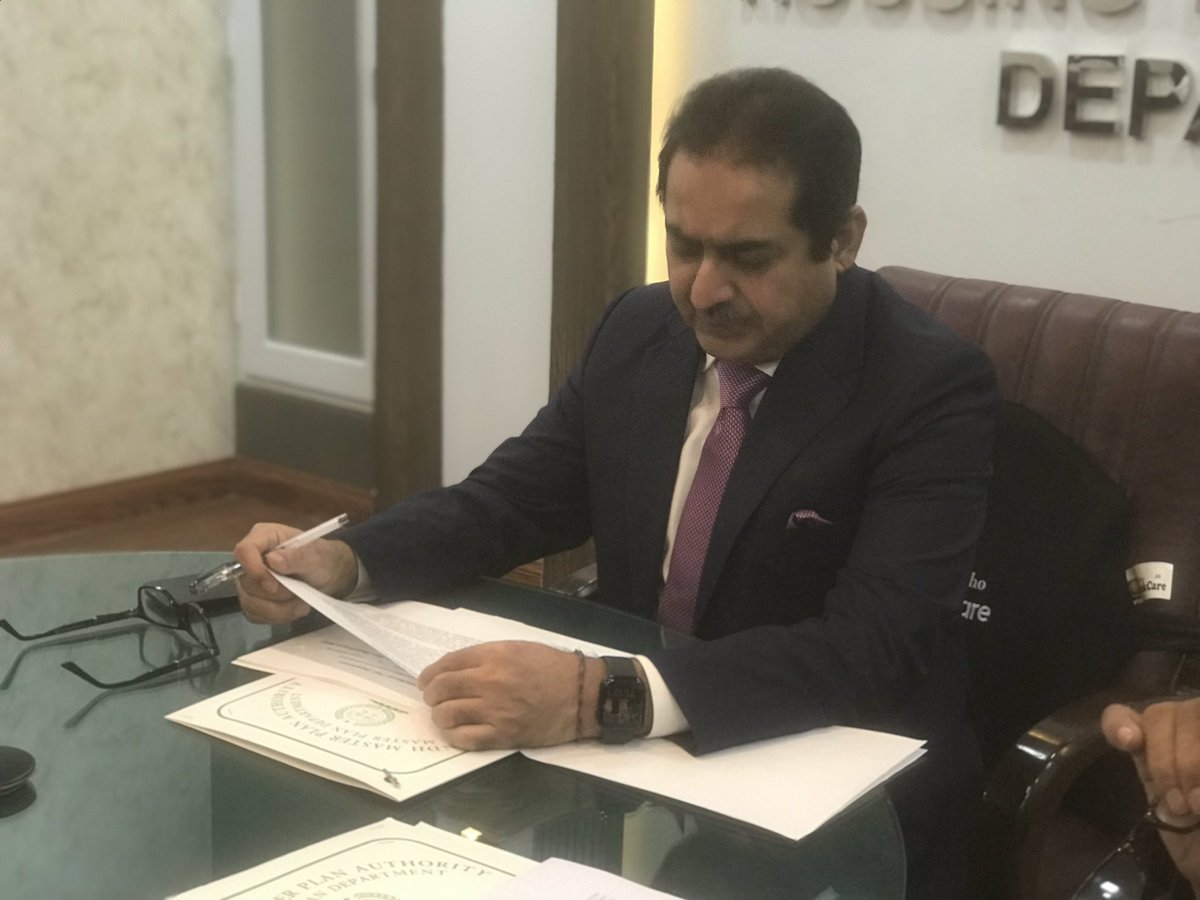 SindLg's tweet photo. Additional Chief Secretary LG,HTP Sindh Manzoor Ali Shaikh in conservation with the officials of Sindh Master Plan Authority. #LGSINDH https://t.co/4xgoz2to6P