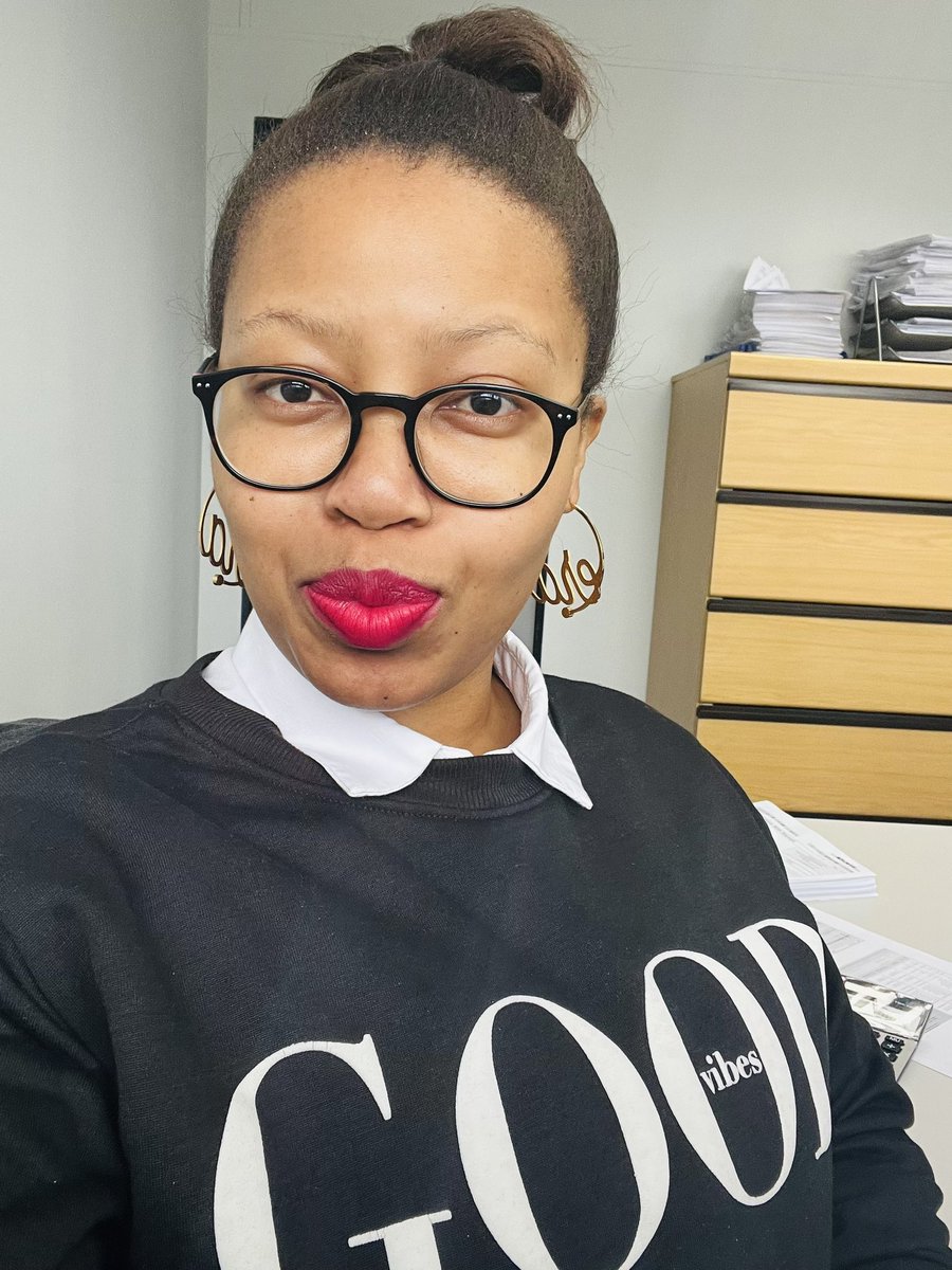 Sphindile09's tweet photo. All my clothes don’t fit anymore. I wanted a white collar look and struggled to button up this shirt but the sweater hid all the imperfections 😂
#KindRegards https://t.co/9q5KOCGDEi