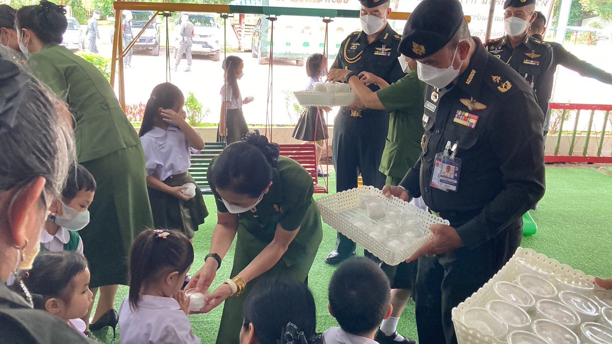military37's tweet photo. มทบ.37 มอบไอศกรีมและร่วมแสดงความยินดี กับนักเรียนที่เข้าร่วมการแข่งขันกีฬา “อนุบาลลิมปิกเซ็นทรัลเชียงราย เกมส์ ครั้งที่ 5” ณ ศูนย์พัฒนาเด็กก่อนวัยเรียน ค่ายเม็งรายมหาราช https://t.co/ICj3wyxyQX