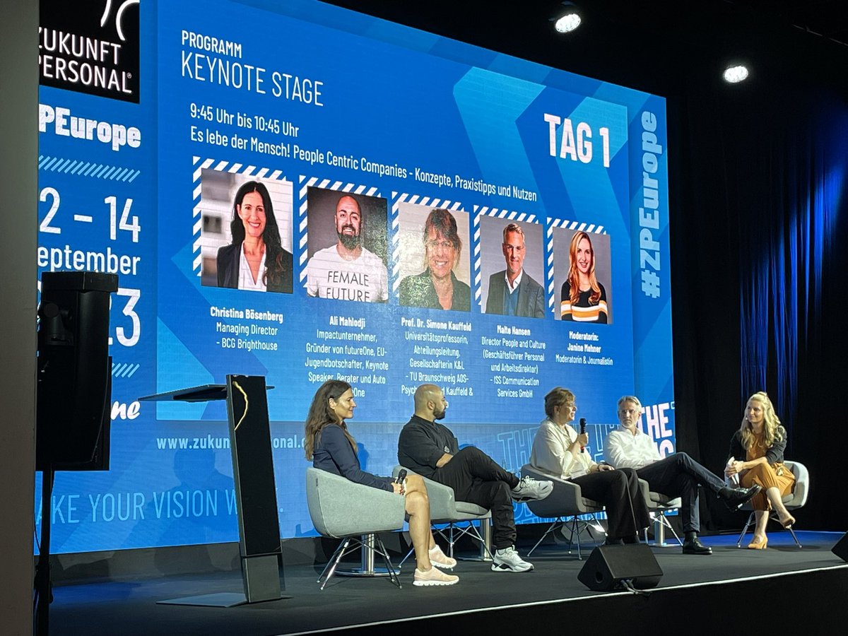 #ZPEurope #hrperformance Christina Bösenberg sagt: „In der Beratung nutzen wir tagtäglich KI für Recherche, Datenabgleich, für Texte etc.“. Ali Mahlodji nutzt es zum Muster erkennen, um Texte gegen zu checken. Malte Hansen sagte: „ Wir haben damit gespielt und waren perplex.