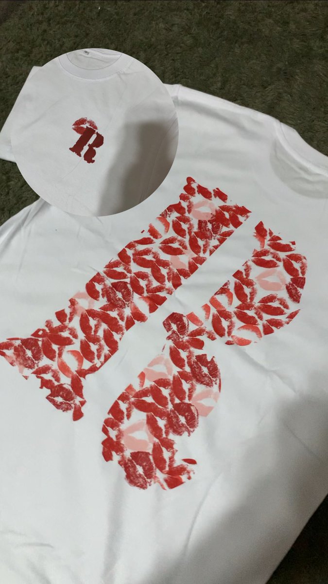 M00enlight's tweet photo. T-shirt Kiss Mark/Kaos Kiss Viral Inisial Custome/Unisex/Premium Cotton Combed 24s💋 Kaos Kissmark Viral,  gaperlu pake tinta dibibirmu nona nanti bibirmu kebas dan kering, mending beli langsung yang sudah jadi. Bisa custome inisial dan warna kiss pada baju😍 https://t.co/i79FnjtSjh
