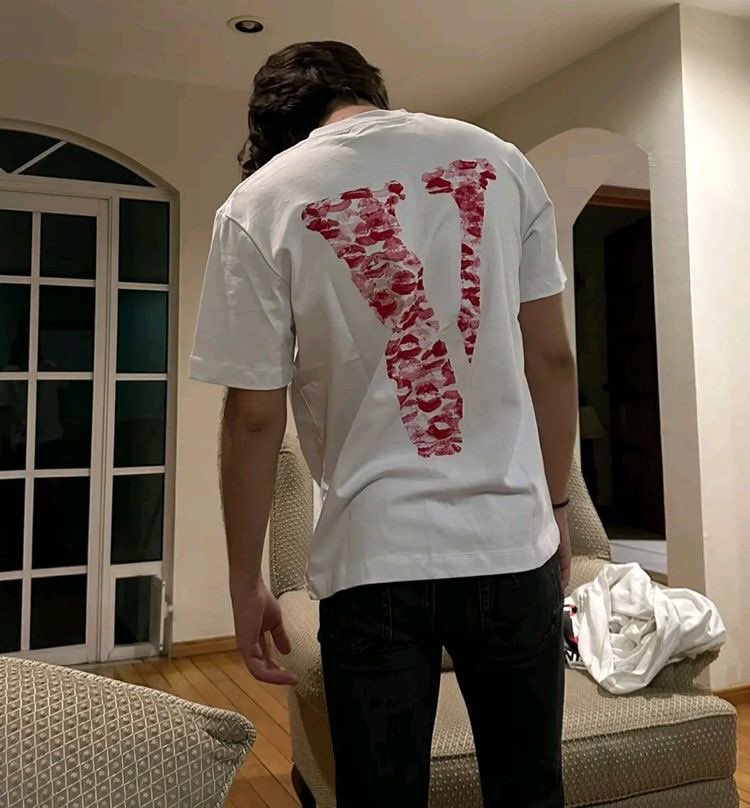 M00enlight's tweet photo. T-shirt Kiss Mark/Kaos Kiss Viral Inisial Custome/Unisex/Premium Cotton Combed 24s💋 Kaos Kissmark Viral,  gaperlu pake tinta dibibirmu nona nanti bibirmu kebas dan kering, mending beli langsung yang sudah jadi. Bisa custome inisial dan warna kiss pada baju😍 https://t.co/i79FnjtSjh
