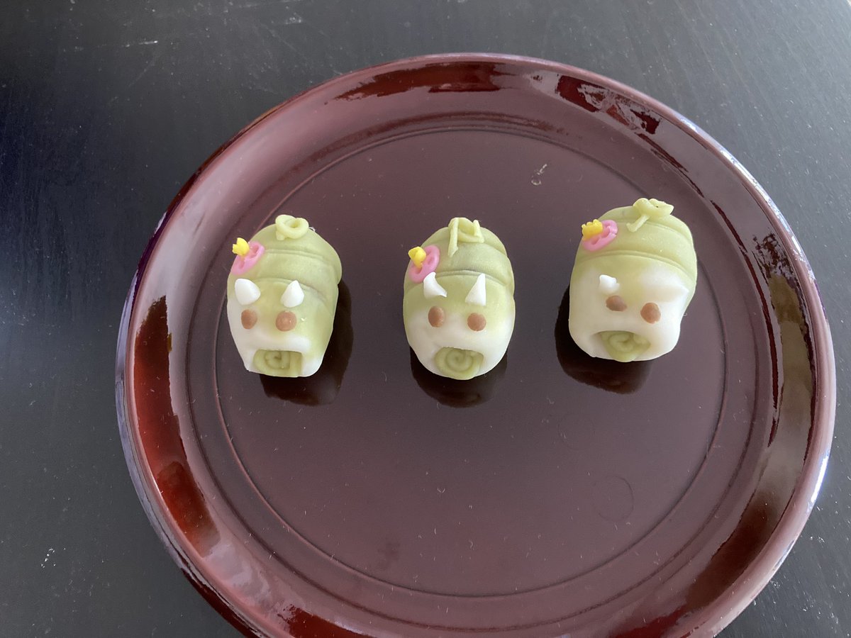 milky66's tweet photo. 久しぶりの練り切り
インデアンサマーのドイツなので季節ハズレだけど蚊取り線香 https://t.co/22iJyHo06a