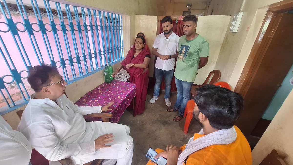 sanjayjaiswalMP's tweet photo. आज किशनगंज में सभी घायल कार्यकर्तागण से किशनगंज अस्पताल में मिलकर स्वास्थ्य का ख्याल किया और मृतकों के परिजनों से घर जाकर संवेदना प्रकट की।

ऐसी दुखद घड़ी कभी भी किसी के जीवन में ना आएं, ऐसी घटना से ह्रदय छलनी हो जाता है। प्रभु सबका ध्यान रखें।
2/2 https://t.co/1SlSqVCjeb