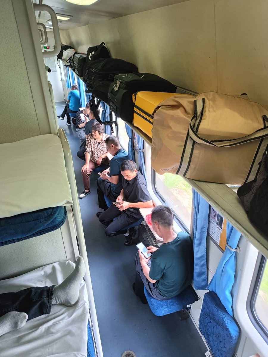 火车箱十年变迁，拥挤变奚落，蛇皮袋变行李箱，小伙变大叔