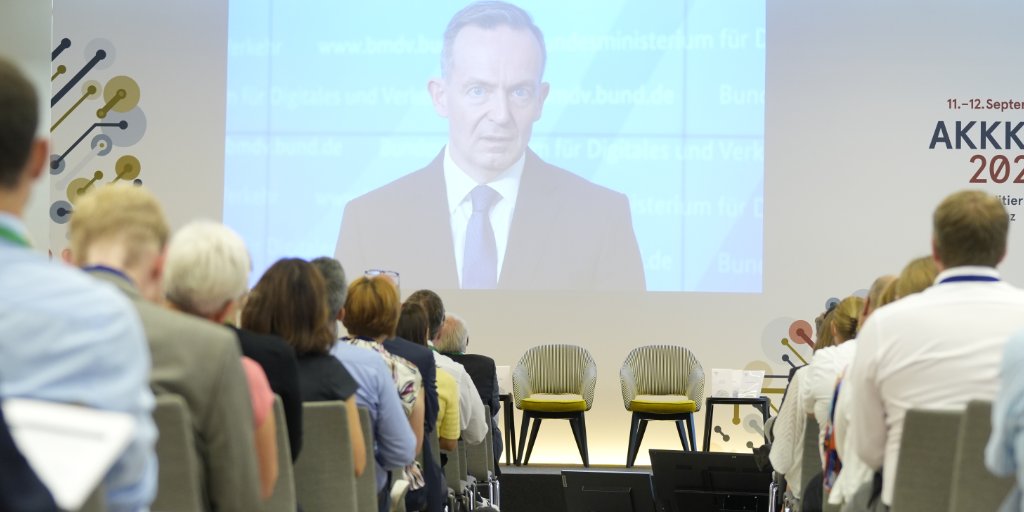 Der zweite Tag der #AKKKO2023 läuft. Der Bundesminister für Digitales und Verkehr Volker Wissing hat in seinem Videogrußwort noch mal betont, wie wichtig digitale Lösungen auch in der #Akkreditierung, #Prüfung und #Zertifizierung sind.