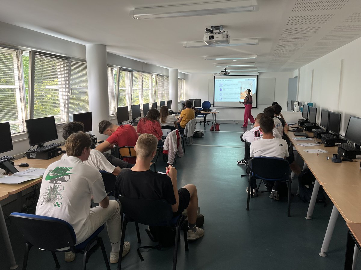 P_Deboudt's tweet photo. 14ème rentrée avec la promotion de la licence professionnelle cartographie topographie et SIG de @univ_lille #IAUGL #FASEST 15 apprentis démarrent leur formation cette semaine 👍 Accueil avec le CFA @FormasupNPC ce matin dans les locaux de l’IAUGL https://t.co/sN0Q79WD0r