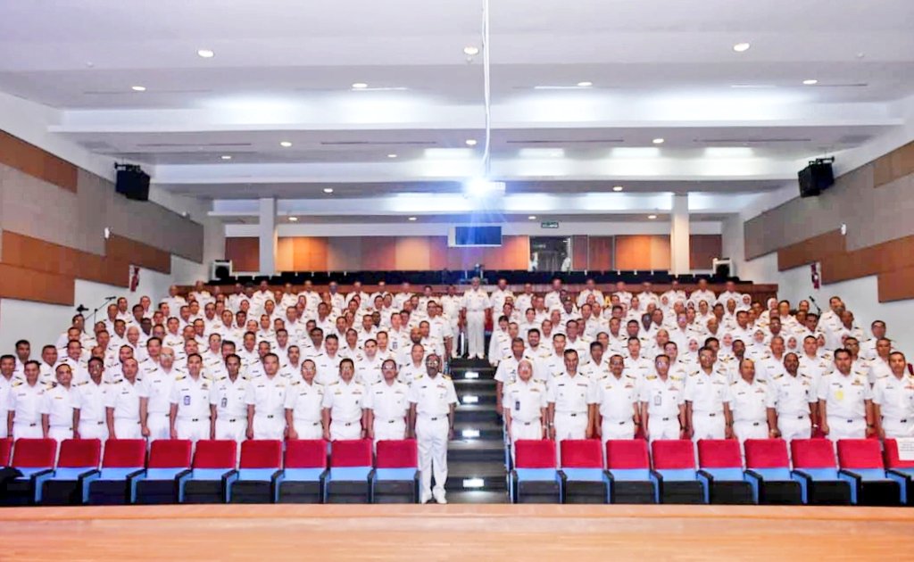 TPTL Laksdya Dato’ Zulhelmy bin Ithnain telah merasmikan Seminar Pegawai Kanan TLDM 2023 di @MPPL_TLDM. Seminar dua hari ini menjadi wadah perbincangan isu semasa berkaitan operasi dan perkembangan geostrategik di kalangan peserta dan pengurusan tertinggi TLDM.
#NavyUpdate