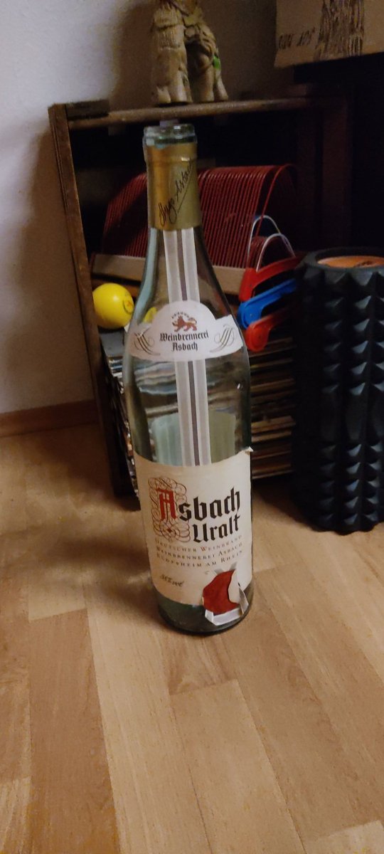 DominikSust's tweet photo. @ReinhardRemfort @BBielendorfer das Teil wird bei uns mit Kupfermünzen befüllt und erst letztens geleert ... Zum Thema Gewicht-Wert-Verhältnis: waren um die 25 Euro glaube ich 😅 https://t.co/AUJl1Oupyi