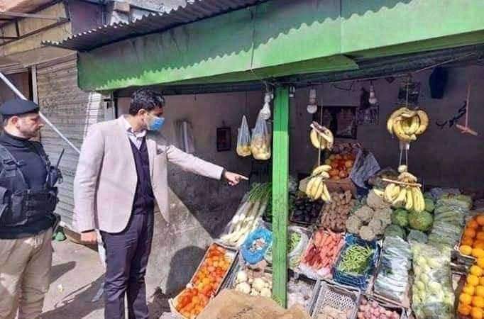 127 ارب ڈالر کے مقروض مُلک پاکستان کا ایک اسسٹنٹ کمشنر دو کروڑ کی گاڑی میں بیٹھ کر 6 گارڈز کے ساتھ پیاز ٹماٹر کا ریٹ چیک کرتا ھے کہ کہیں ریڑھی والا قوم کو لوٹ تو نہیں رہا۔
عجیب مذاق ھے ۔۔۔۔۔۔ 🤯