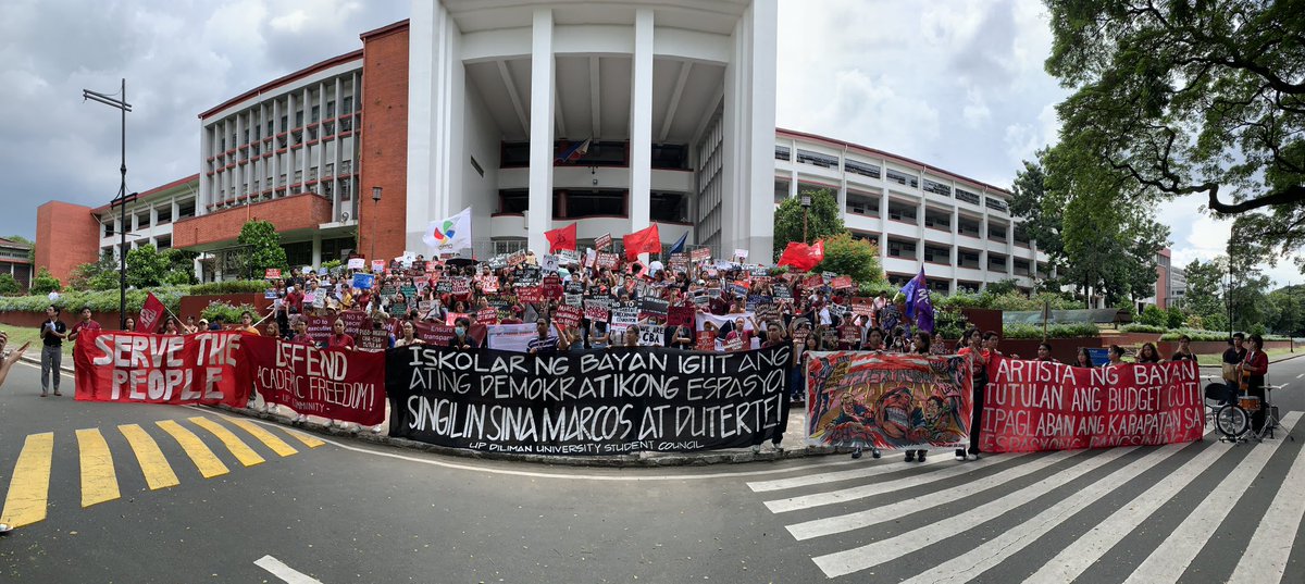 ujpupdiliman's tweet photo. Led by the University Student Council, students from various colleges, organizations, and formations unite in solidarity at Palma Hall, registering their collective demands to the state and the university admin.

#FirstDayFight
#WeNeedSpace
#NoToBudgetCuts https://t.co/zTcOSwEEZE