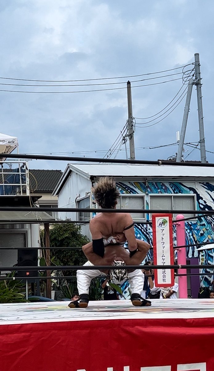 saji_hi1103's tweet photo. #UNITYKIX
#大阪プロレス
しっかりセッティングしてもらい…ダイブするHUBさん🐍✨
しっぽのたなびき具合がまた素敵💕
最後はタイガースさんが⚡️
ライトヘビー級王者は伊達じゃない💪 https://t.co/kt77JFElgl