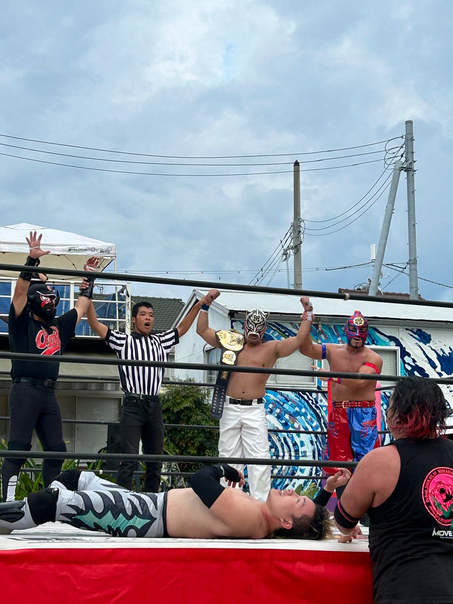 saji_hi1103's tweet photo. #UNITYKIX
#大阪プロレス
しっかりセッティングしてもらい…ダイブするHUBさん🐍✨
しっぽのたなびき具合がまた素敵💕
最後はタイガースさんが⚡️
ライトヘビー級王者は伊達じゃない💪 https://t.co/kt77JFElgl