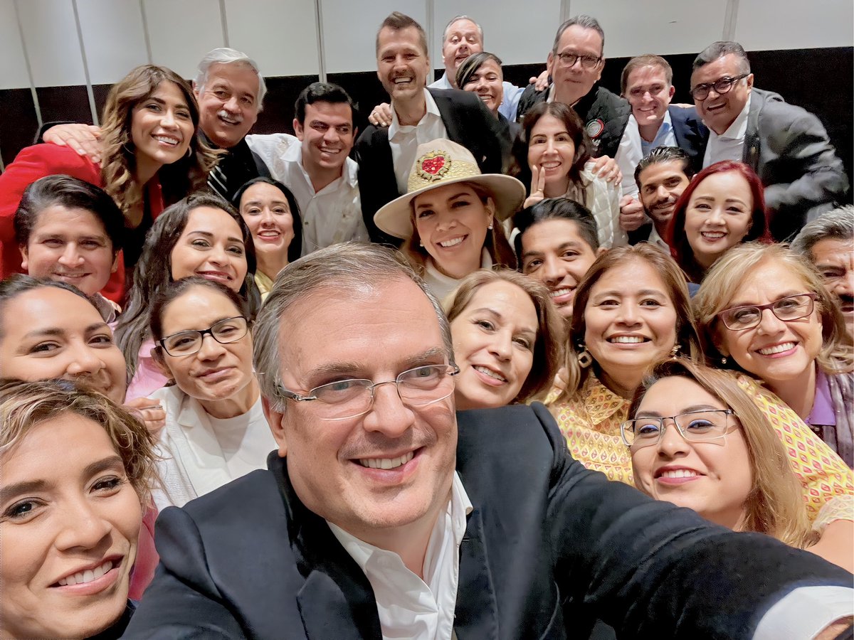 Las amistades se fortalecen en los momentos más complejos. Por eso, hoy refrendamos nuestro compromiso y amistad.

El futuro de México tiene nombre y se llama Marcelo Ebrard.