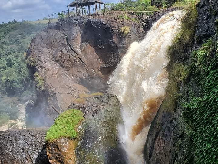 CHEPKIIT WATERFALLS, NANDI COUNTY.
A THREAD🧵
Chepkiit conservancy and Waterfalls is situated along Nandi-Kapsabet Road. It is 26km from Eldoret Town and a few kilometers from the Eldoret International Airport. The Kalenjin word Chepkiit, means "A view from Above".
📸 Courtesy.