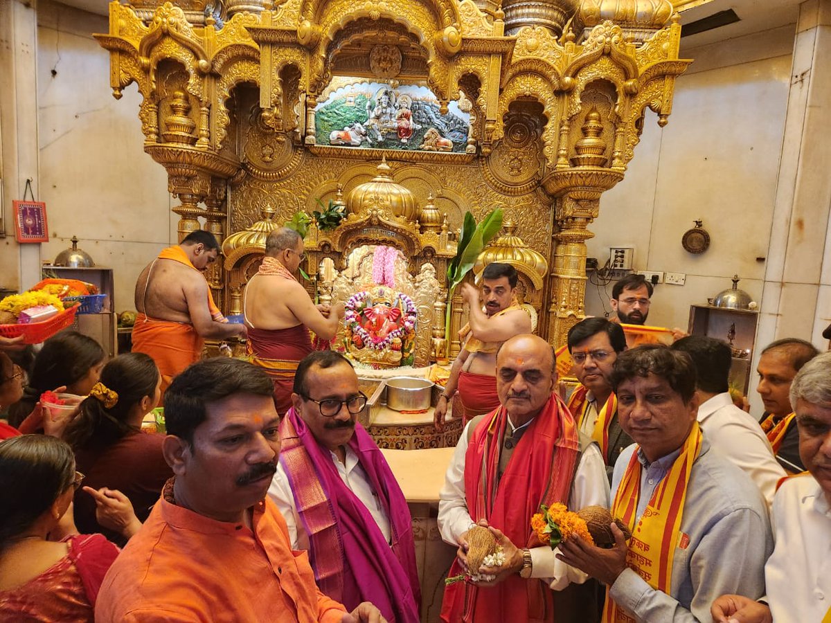 ShirishBoralkar's tweet photo. आज मुंबई येथे सिद्धिविनायकाचे दर्शन घेतले.
यावेळी केंद्रीय अर्थ राज्यमंत्री ना.डॉ.भागवतजी कराड, राज्याचे ��ृहनिर्माण मंत्री ना.श्री.अतुलजी सावे, भाजपा छत्रपती संभाजीनगर शहर जिल्हाध्यक्ष श्री.शिरीषजी बोराळकर उपस्थित होते.

@DrBhagwatKarad @save_atul
#siddhivinayak #mumbai https://t.co/afsOrszEYO