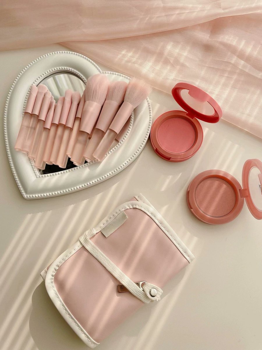 Are you a makeup beginner looking to elevate your beauty game on the go? 

Look no further! Introducing our brand-new Vegan Makeup Brush Set: Jelly - the perfect travel companion for makeup enthusiasts at any level! 🌍✈️

#VeganMakeup #crushbeauty #TravelBeauty #MakeupBeginner