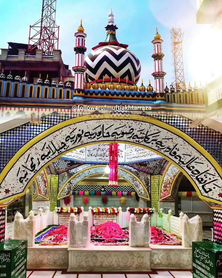Huma2201's tweet photo. करोड़ो रहमत नाजिल हो उस आशिक ए रसूलﷺ की तुर्बत ए अतहर पर
जिसने करोड़ो मुसलमानो के दिलो मे इश्क़ ए रसूलﷺ की शमा रोशन कर दिया

उर्स ए रज़वी बहुत बहुत मुबारक हो_
#MissuonAhleSunnat
@OfficialAsunnat https://t.co/SRI8Xir2iJ