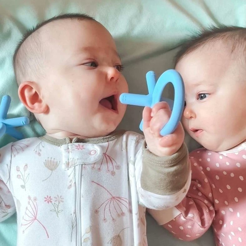 comotomo_sa's tweet image. &quot;Comotomo teethers are so good, you turn into a little thief and steal your sister&apos;s 😈&quot; - @brandthouseseven

To grab a teether (or two 😆), visit the link in our bio!

#Comotomo #babyteether #babyproducts