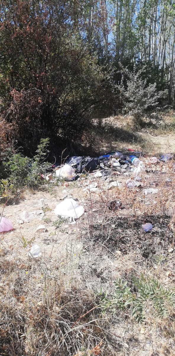 NihatSay9's tweet photo. @vanlinihathoca Geçen hafta iskirt tarafında yüzerken bende tesadüfen gördüm o canavarı 🤔 yetmemiş plajı işgal edenlerin verdiği mesajda manidardi. https://t.co/C2cohez6NQ