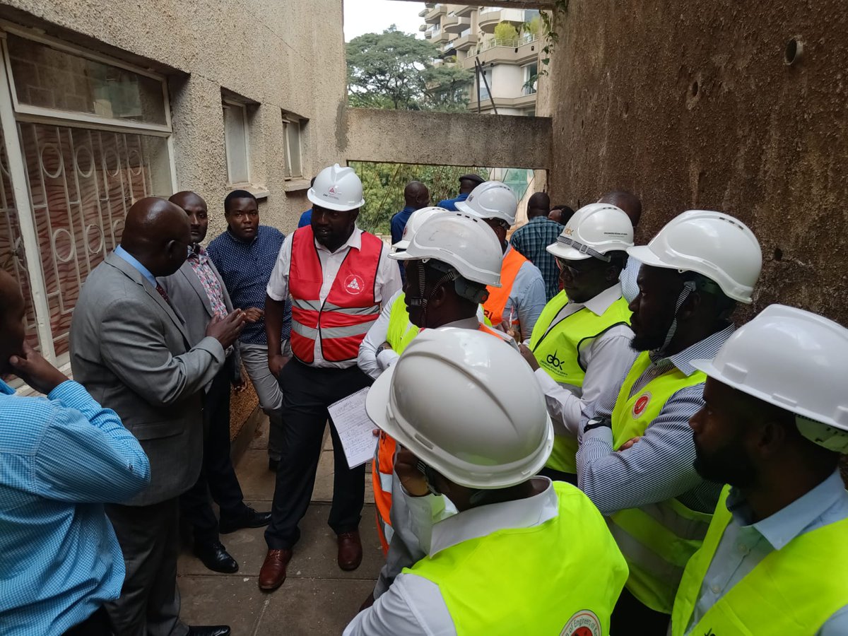 Arch_KE's tweet photo. The developer has been instructed to remove precariously hanging masonry walls, and the presence of the police is expected to ensure compliance. 

#JeUnaMjengo #AAKAdvocacy #safebuildings https://t.co/iI1aoUv80Y