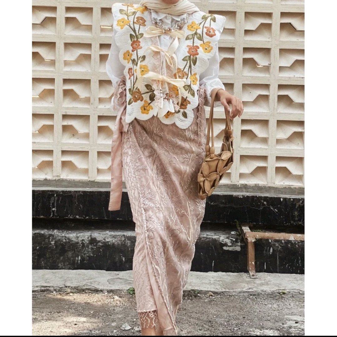 Vest Outer ini lucu bgt 😍 unik pasti bakal diliatin cocok utk kondangan di mix sama kemeja formal pokonya aestethic bgt recomended

🛒 shope.ee/VeOMBAXFw